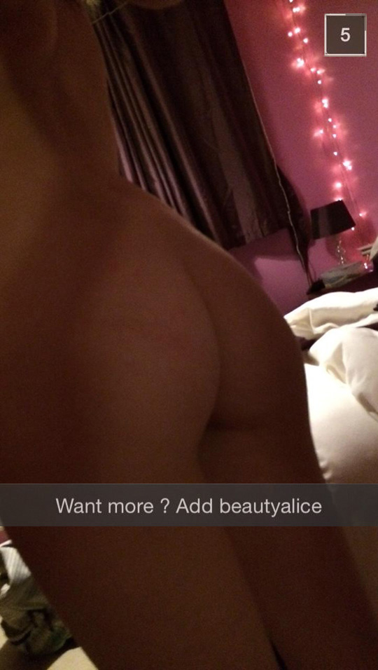 teen girl sexting naked photo